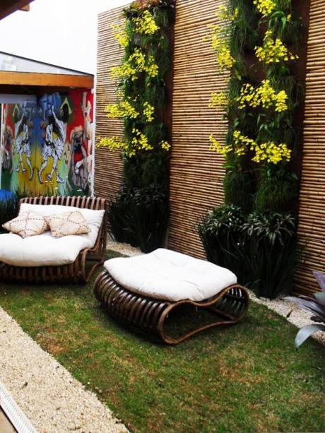 A missão do paisagista Julio Anjos para esta casa de São Paulo era aproveitar o máximo possível uma sobra de terreno da casa. O jardim vertical foi uma solução natural e o profissional optou por ripsális e orquídeas chuva-de-ouro, ambas fixadas em placas de fibra de coco emborrachadas presas à parede. No solo, moreias brancas e bromélias.
