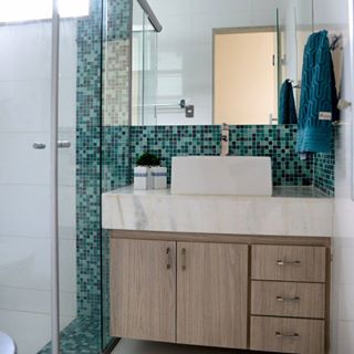 As pastilhas miscelânea Colormix, em diferentes tons de azul, garantem o colorido neste banheiro de 4 m². O projeto é assinado pela designer de interiores Milene Gualberto.