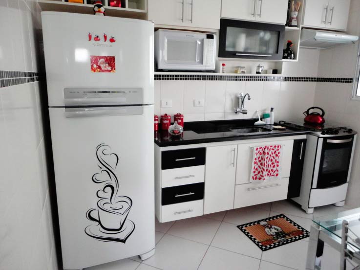As visitas diárias à comunidade MINHA CASA renderam boas ideias para Mara Oliveira decorar sua cozinha. O que mais gosta no ambiente é do armário desenhado por ela e pelo marido.
