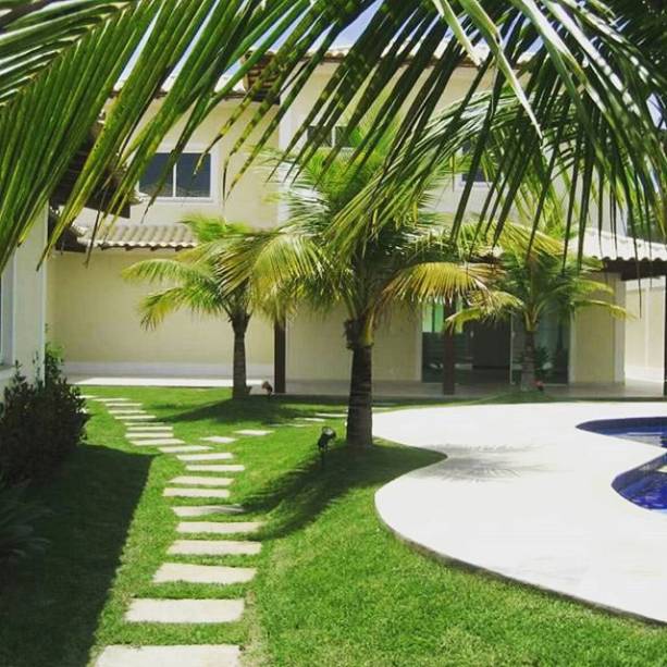 Jardim assinado por Cláudia Vaz para uma residência em Búzios (RJ).