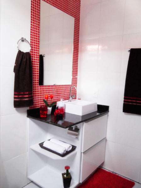 Quando se trata de decoração, Anielli Diamente adora se aventurar. O projeto da vez foi o quarto de casal: ela aumentou o ambiente, criando um closet integrado ao banheiro. O resultado você confere na foto. Dica da redação: olha só que legal o efeito que as pastilhas vermelhas produziram na parede do espelho, parece até uma moldura!