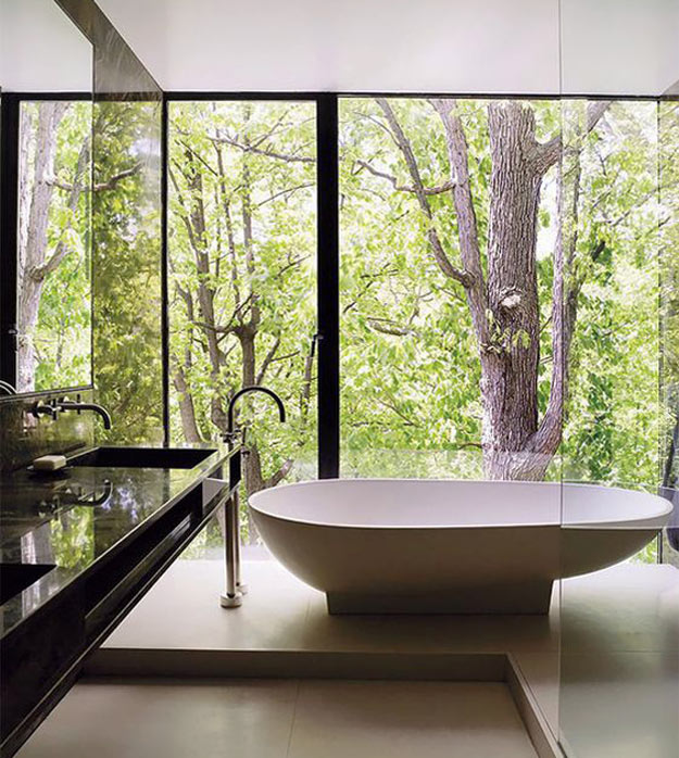 11-Design de George Yabu e Glenn Pushlberg, este banheiro no Reino Unido une modernidade, sofistcação e floresta (Richard Powes)