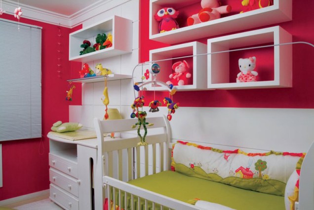 No quarto da menina, as paredes rosas são o destaque. Os nichos abrigam os brinquedos e bichinhos de pelúcia, que seguem o mesmo tom da tinta. O quarto, de 13,4 m², foi projetado pela designer de interiores Maura Fritzen.