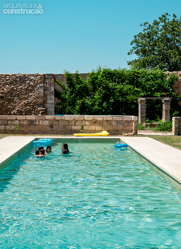 11-piscina-casa-medieval-na-italia-oliveiras-muralhas-e-boa-comida