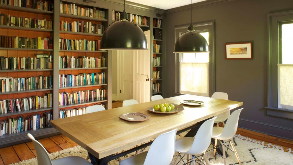 Sala de jantar; cadeira eames; estante com livros