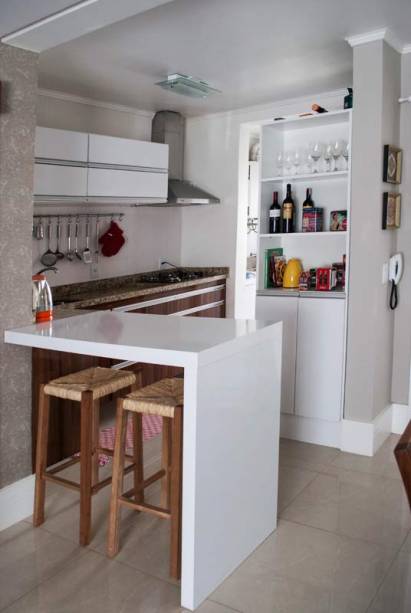 A cozinha de Camila Tatiana Marconi foi feita com a ajuda de mais duas pessoas: seu marido e seu irmão. Eles queriam um ambiente prático e simples. O irmão, estudante de arquitetura, foi quem projetou o ambiente de acordo com o gosto dos moradores.
