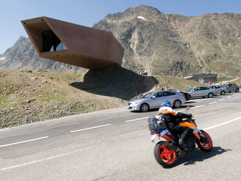 Nos Alpes que separam a Itália da Áustria, o Timmelsjoch Experience Pass Museum se localiza a 2509 m acima do nível do mar e tem projeto de Werner Tscholl. Suas extremidades receberam placas de vidro, que refletem o exterior - a ideia é que o museu pareça uma caverna de gelo.