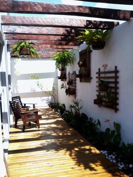Na hora de projetar o jardim da própria casa, o arquiteto Wagner Giongo, de Campos de Júlio (MG), pensou em um espaço que preza pela contemplação: o pergolado protege a área do sol e serve de apoio para a trepadeira, que irá fechar o espaço. Na parede, vasos de fibra de coco foram fixados em treliças de madeira que abrigam orquídeas intercaladas com vasos pendentes de samambaias.
