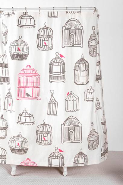 Gaiolas diferentes estampam essa cortina de banheiro. Diferente de todas as outras, essa aqui é em algodão e pode ser usada também como divisória de ambiente. Com medidas de 182 x 182 cm, custa US$ 44 na Urban Outfitters.