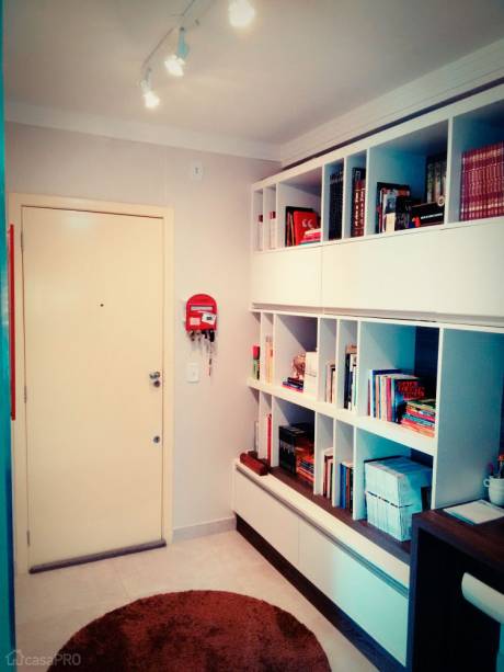 Hall social de apartamento residencial. Piso e rodapé de porcelanato retificado Portobello. Paredes com pintura cor Biscoito de Leite (Coral super lavável). Marcenaria em mdf nas cores branco e malbec amaro. Projeto de Carolina Caldas Barducci.