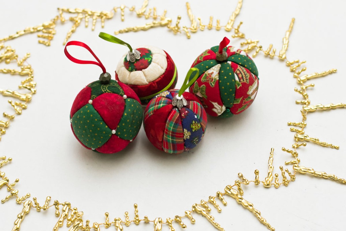 Faça você mesmo: bolinhas de árvore de Natal feitas de isopor 