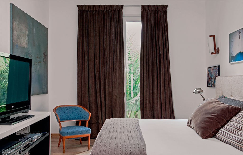 Qual cortina devo comprar para poder andar nu pela casa sem ser visto?