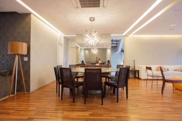 A mesa redonda de jantar tira proveito do amplo espaço desta sala. Projeto de MR Arquitetura e Interiores.