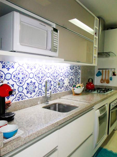 O marido ajudou Janaina Ortiz Cassis na hora de decorar a cozinha. Optaram por um adesivo estampado revestir uma das paredes. O ambiente, de 8, 10 m², apesar de pequeno, é funcional e atende às necessidades dos moradores.