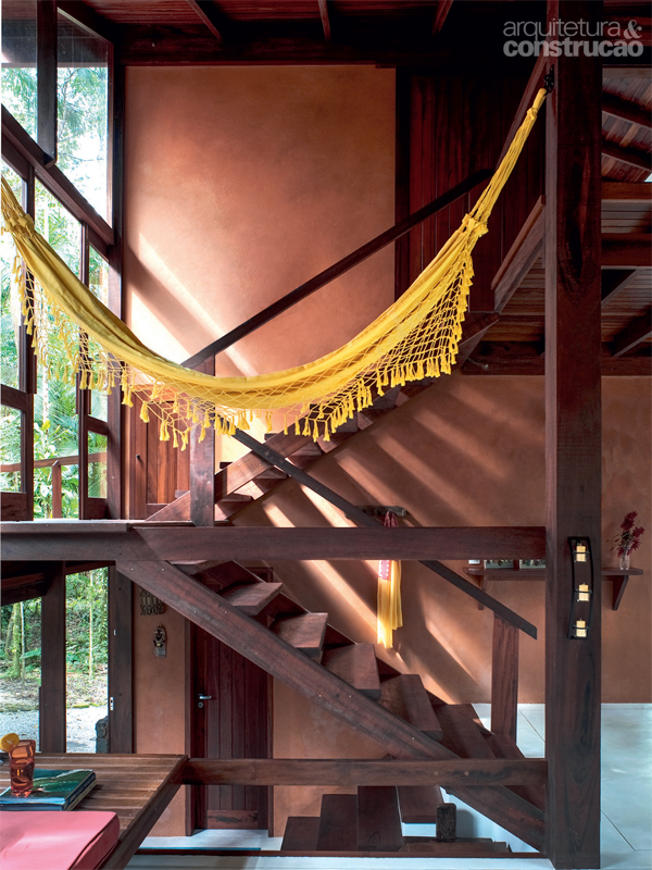 No patamar da escada, entre a sala e o quarto do casal, pausa para um descanso na rede. Projeto de André Guidotti.
