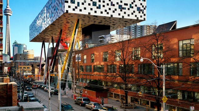 O Sharp Centre, uma extensão da OCAD University em Ontario, Canadá, tem uma arquitetura peculiar: uma estrutura com textura pixealizada em preto e branco suspensa por 12 pilares coloridos com 26 m de altura cada. O projeto de Will Aslop ganhou o "Award of Excellence" do Toronto Architecture and Urban Design Awards.