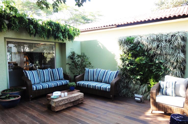 Jardim dos Encontros é nome do espaço projetado pela paisagista Marisa Lima para a Casa Cor São Paulo: um local aconchegante que serve para receber amigos e família. O painel foi feito com módulos de plástico reciclado que se encaixam e formam nichos onde são colocadas as plantas. Marisa optou por aspargos, lírios e filodendro.