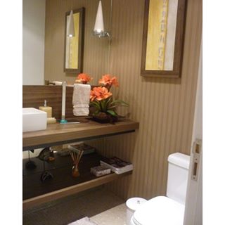 Tons terrosos marcam o lavabo de uma casa de praia em Imbé (RS). A bancada foi feita em mdf e as paredes ganharam papel de parede em listras. Já o espelho, colocado do chão ao teto, dá sensação de amplitude para o espaço de 3 m². O projeto é assinado pela arquiteta Alessanara Maioli.