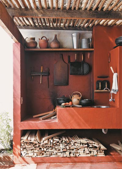 O dia do designer Paulo Alves começa com o cheiro de café vindo do fogão a lenha no terraço. “É como cozinhávamos em minha casa, no interior”, diz. O fogão é aceso todos os dias, no café da manhã e no almoço, e é alimentado pela madeira descartada da marcenaria de Paulo.