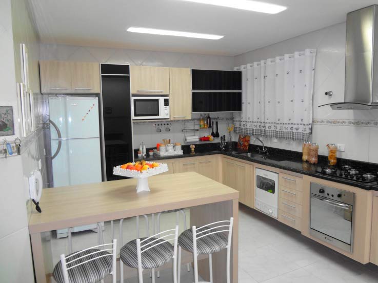 Ao comprar um apartamento usado, Katia Figueiredo dos Santos precisou aproveitar o que o antigo morador deixou para trás. Os armários inferiores já existiam, então Katia pediu ao marceneiro que eles fossem folheados e que incluísse os armários aéreos. Na hora de reformar a cozinha de 15 m², a revista MINHA CASA e o Casa.com.br foram onde a moradora buscou inspiração.