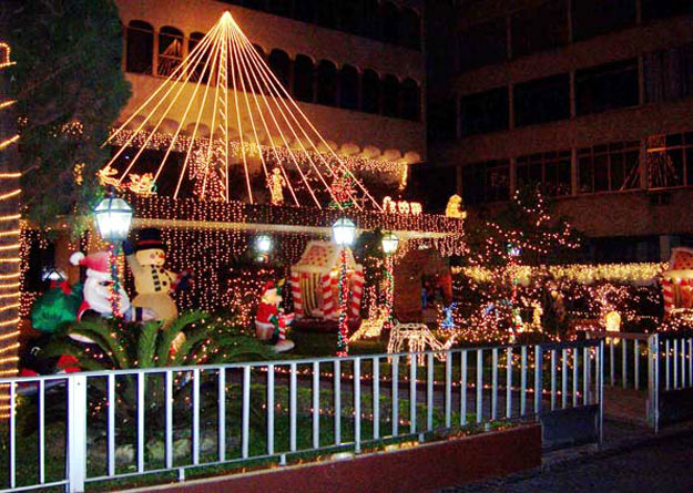 13-ideias-para-decorar-a-porta-e-a-fachada-de-casa-para-o-natal