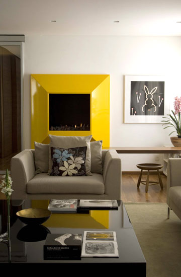 Moderno, o projeto criado para esta residência em São Paulo foi feito de chapa de ferro amarela. O desenho “diamante” é assinado pela arquiteta Regina Adorno. Lareira a gás.