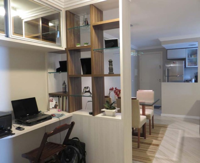 Home office integrado de um apartamento de 45 m², em Curitiba, projetado por Daarna Studio.