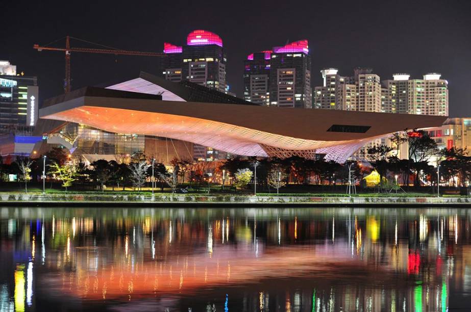 O Busan Cinema Center, na Coreia do Sul, contém um teatro, cinemas fechados e ao ar livre, salas de convenções, escritórios, estúdios de criação e áreas de refeição, misturando espaços públicos interiores e exteriores abrigados e ligados entre si. O telhado em balanço tem 163 m de comprimento e pesa mais de 6 mil toneladas. O edifício foi projetado pela Coop Himmelb(l)au, e pela Daesung CP Engineering.