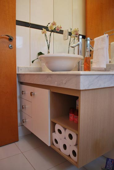 Este banheiro, de 3,60 m2, foi projetado pela arquiteta Ana Paula Barros para uma menina adolescente. A caixa do gabinete foi feita em mdf e tem dois nichos decorativos, um para perfumaria e outro para rolinhos de papel. Os puxadores são cromados. O espelho, lapidado, com 1,70m de altura, amplia o espaço e vai do frontão de mármore até um detalhe de mdf em prata.