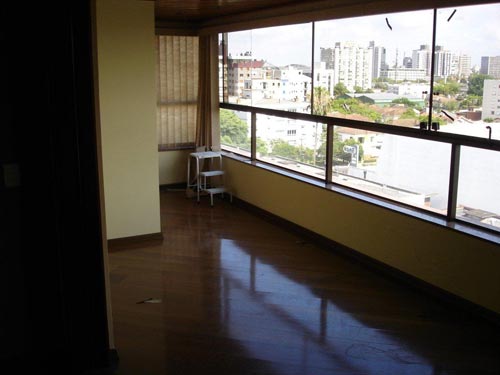 Esta sacada virou banheiro no projeto do arquiteto gaúcho Caio de Santi.