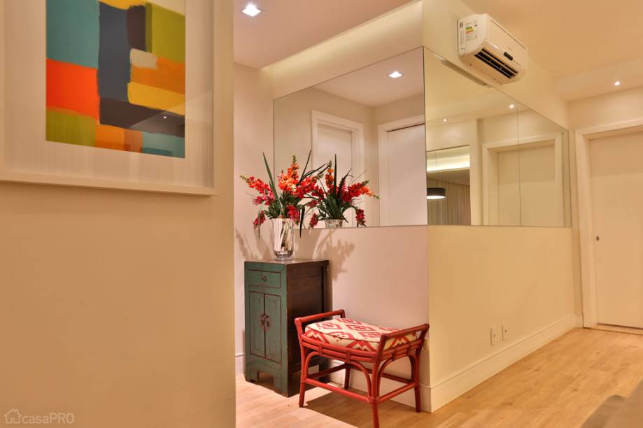 Projeto para um hall de entrada de um apartamento no qual havia problemas com a iluminação e com a planta do living. Foram aplicados espelhos num encontro de paredes, que reproduzem uma angulação 360º da sala toda. Piso Interfloor 3 mm. Rodapés Santa Luzia branco 15 cm. Paredes com espelhos lapidados de 5 mm. Teto com forro de gesso acartonado e iluminação em led. E decoração com obras de arte do morador e móveis garimpados na Índia. Projeto de Majó - arquitetura + decoração.