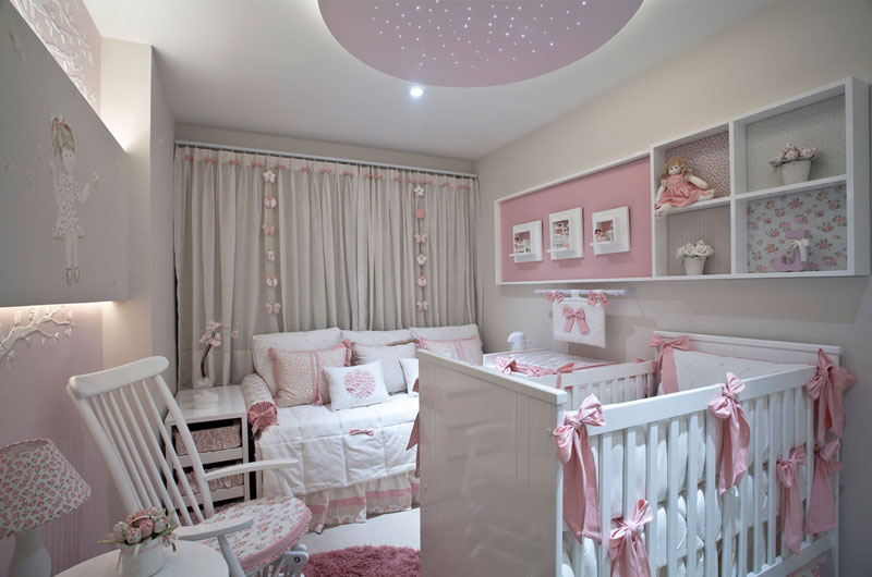 A mãe queria um quarto aconchegante com iluminação diferenciada. O pedido virou ordem nas mãos de Cristina Camerino e Vanja Maia. A cor escolhida foi o rosa seco e o destaque do quarto de 11 m² é o painel da artista plástica Ana Bahi.