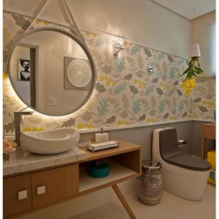 Neste lavabo de 2,7 m², projetado pela arquiteta Giovana Carvalho para a mostra Decor 2014, o papel de parede da linha Harlequin Folia dá o tom colorido ao ambiente. Já a bancada em MDF ganhou sobreposição de mármore.