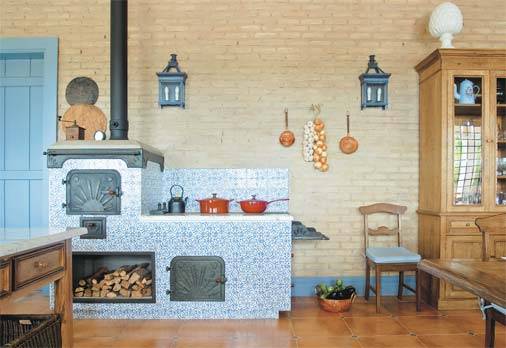 A cada fim de semana, os donos da fazenda preparam comidinhas caprichadas, seja na churrasqueira, no forno de pizza, seja no fog&atilde;o a lenha. Este, por sua vez, destaca-se pelos azulejos azuis e brancos &ndash; tipicamente portugueses. Em todos os ambientes, os rodap&eacute;s medem 20 cm (para combinar com o p&eacute;-direito de ao menos 3 m) e seguem o azul das portas e janelas. Projeto de Alberto Lah&oacute;s e Marco do Carmo.