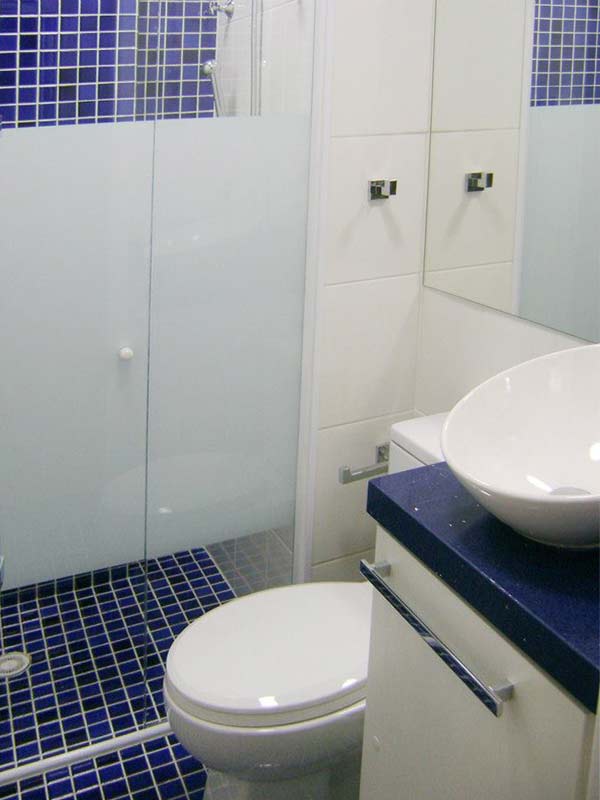Banheiro de um apartamento de 67 m². Projetado por Liane Martins.