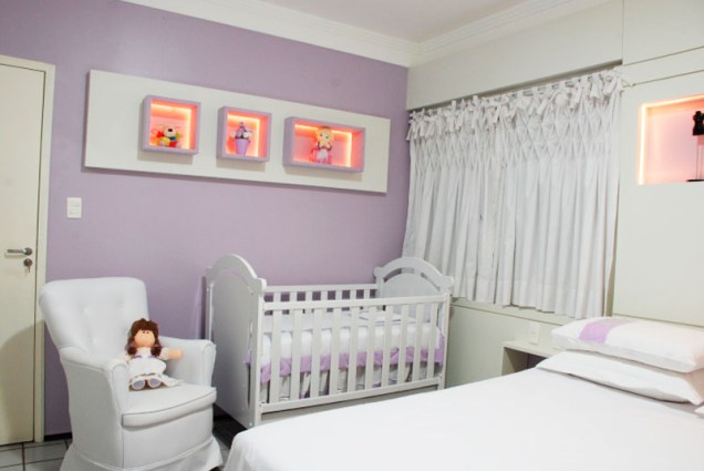 Branco e lilás marcam o quarto projetado pela decoradora Alda Martins. Como os pais iriam dividir o espaço com a filha, a profissional optou por utilizar móveis multiúso no ambiente de 16,5 m².