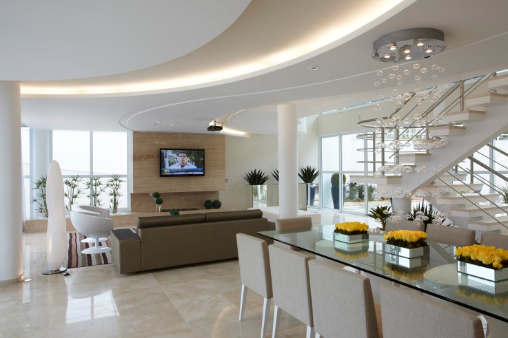 CASA NA SERRA DA CANTAREIRA. Um dos pedidos dos proprietários para o arquiteto Aquiles Nicolas Kilaris foi uma casa com ambientes integrados e com decoração interna clean. O resultado por ser conferido nesta foto, que mostra o canto da televisão e um pedaço da sala de jantar.