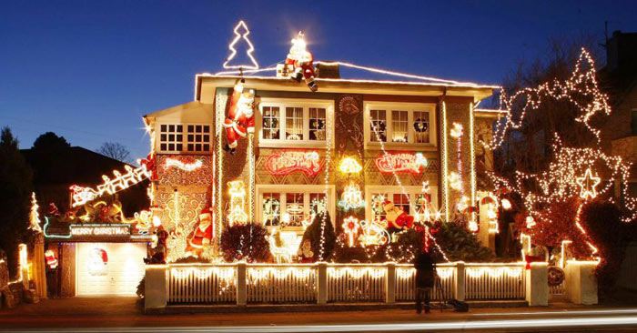 15-ideias-para-decorar-a-porta-e-a-fachada-de-casa-para-o-natal