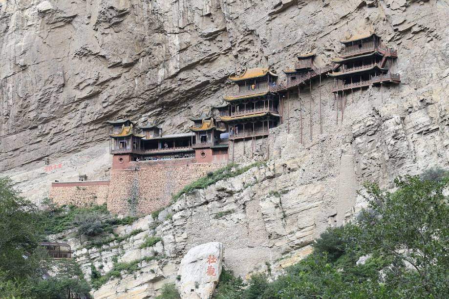 O Mosteiro Hanging é um templo localizado num precipício a 75 m do solo, na província de Shanxi, na China. Construído há mais de 1500 anos, esta construção inclui elementos budistas, taoístas e confucianos. A estrutura é mantida no lugar com vigas de carvalho instaladas em buracos esculpidos no penhasco. A estrutura principal de suporte fica escondida dentro da rocha.