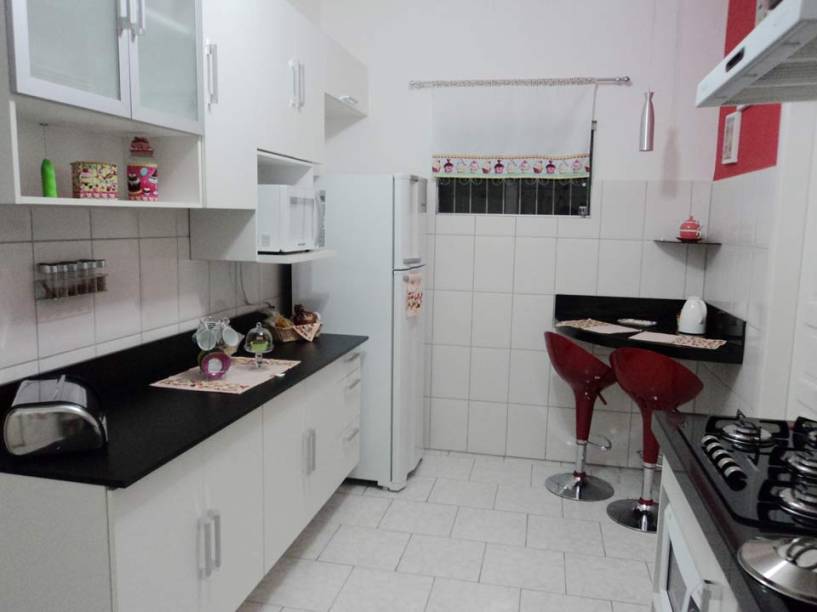 Wanneska Nascimento Amancio se inspirou na revista MINHA CASA na hora de decorar sua cozinha que, inclusive, já saiu na seção Fiz como em Minha Casa. O que ela mais gosta no ambiente é o cantinho do café, composto por uma pequena bancada que atua como mesa acompanhada de duas cadeiras.
