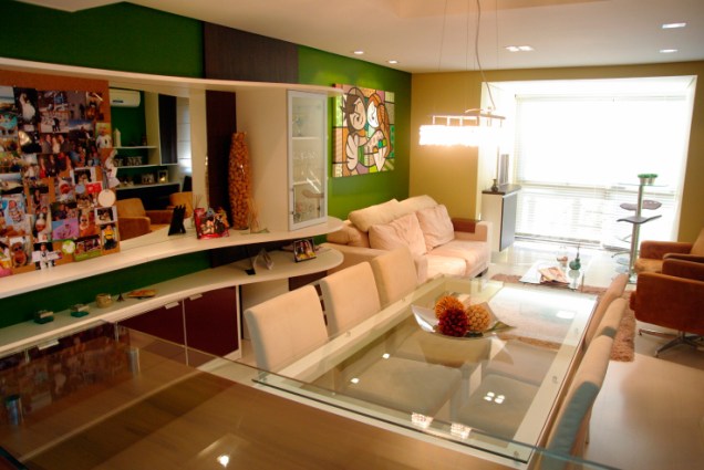 Sala de estar de um apartamento de 80 m², em Porto Alegre. Projetado por Caio Rodrigues de Santi.