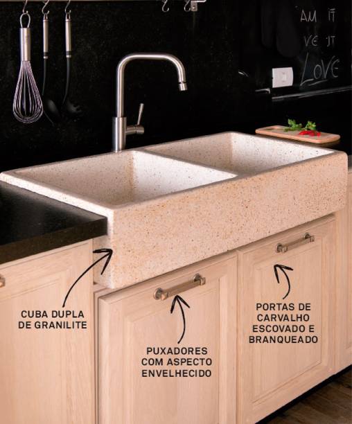 Passado perfeito. Detalhes de outra época dão ar vintage a bancada planejada. A ideia é reconstituir o clima de 1956 – nome deste modelo da marca italiana Marchi Cucine. Obtém-se o efeito pela soma de elementos com jeitinho antigo e tecnologia atual: as portas de madeira maciça recebem tratamento para sugerir o passar do tempo, e a coifa metálica lembra a carenagem de um avião da Segunda Guerra Mundial. Destaque para a cuba de granilite (polida e impermeabilizada), moldada em fôrma de madeira. Preço: a partir de R$ 95 mil. Detalhes importantes do projeto: Cuba dupla de granilite, puxadores com aspecto envelhecido e portas de carvalho escovado e branqueado.