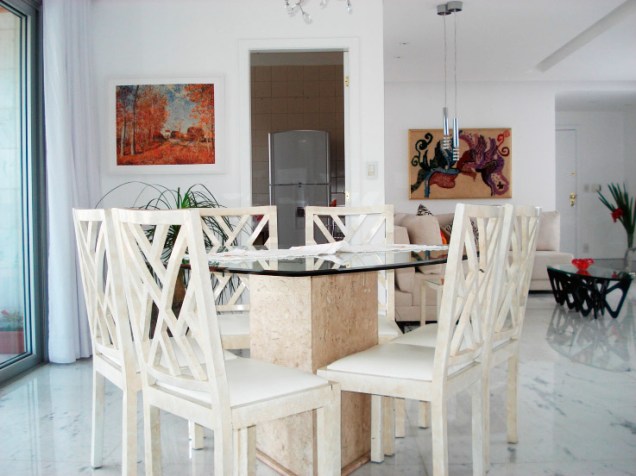 A cor branca predomina e dá sensação de amplitude na sala de jantar deste apartamento projetado por Luiz Eduardo Araujo.