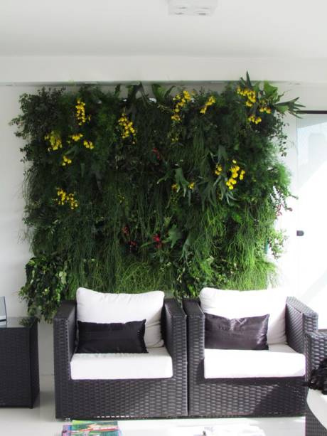 Projetado pela paisagista Marizeth Estrela, este jardim vertical fica na varanda de um apartamento em São Paulo: um painel de aço inox fixado na parede por meio de suportes de ferro que abriga vasos verdes e diversas plantas. Entre as espécies utilizadas estão orquídeas, flor de maio, chifre de veado e ripsális – todas que não necessitam de muita manutenção.