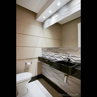 O revestimento texturizado na parede da bancada se destaca no lavabo de 3 m²,um consultório odontológico em Niterói (RJ). “Já a bancada foi feita em granito preto absoluro”, explica a designer de interiores Claudia Vaz.