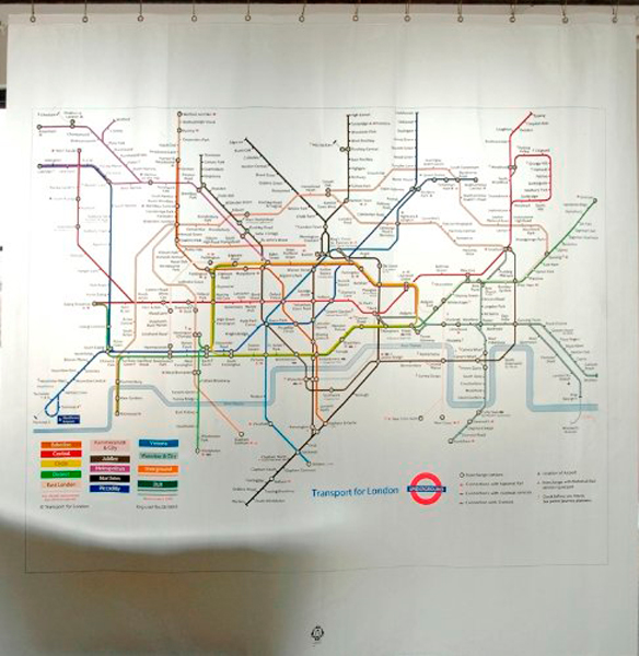 Para não se perder nas linhas do metrô de Londres, a cortina vem com o mapa estampado para ajudar os futuros visitantes a memorizar o caminho. Em plástico e oficialmente licenciada, é vendida pela Izola e custa US$ 28.86.