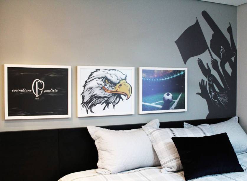 Este quarto de menino decorado com temática esportiva possui um adesivo personalizado na parede em forma de torcida organizada na cor cinza chumbo, da MH8 Arte. Projeto de Duobus Arquitetura e Interiores.