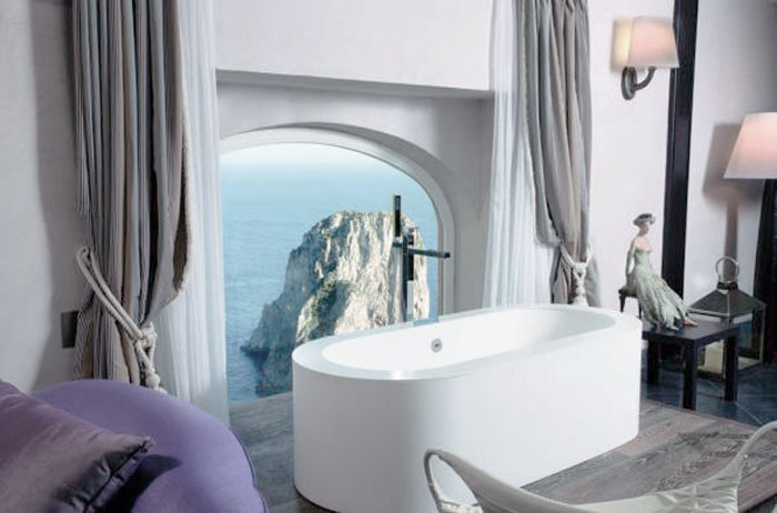17-Na Itália, a vista do banheiro do Punta Tragara Hotel & Spa conta com uma formação rochosa de Capri (The-Venue-Report)