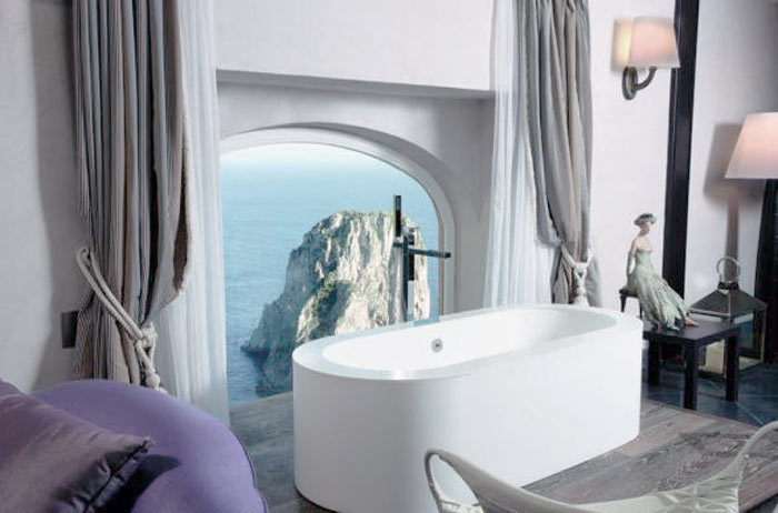 17-Na Itália, a vista do banheiro do Punta Tragara Hotel & Spa conta com uma formação rochosa de Capri (The-Venue-Report)