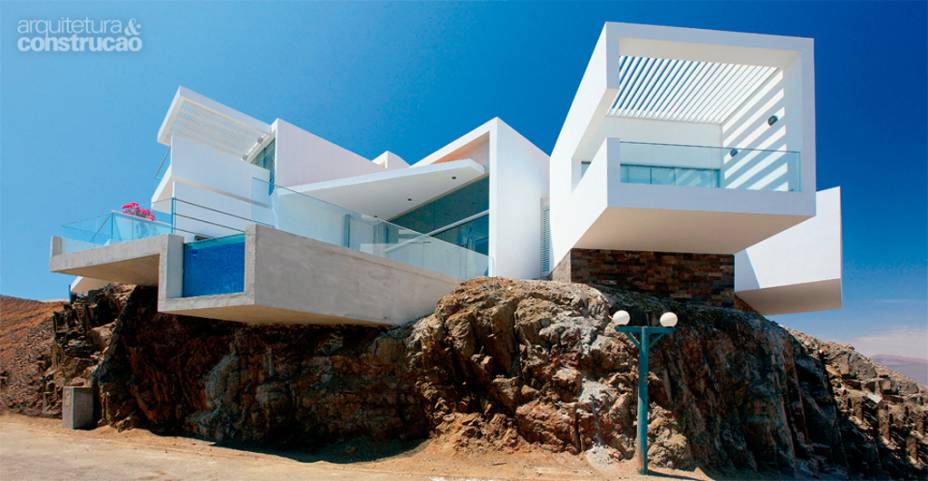 Projetada pelo Vértice Arquitectos, esta casa na costa de Las Lomas irrompe dos rochedos no litoral peruano. O desenho fracionado tem uma nobre função: garantir a vista espetacular da praia ao interior da morada e até à piscina com parede de vidro. A casa está instalada em um penhasco a 48 m acima do mar e os cubos são interligados pelo módulo principal que culmina em uma piscina.